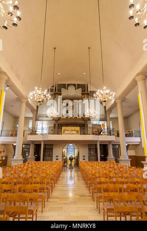 Interno della chiesa di Notre Dame, Wiltz, Lussemburgo Foto Stock