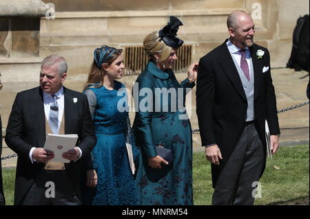 (Da sinistra a destra) il duca di York, Principessa Beatrice e Zara e Mike Tindall stare insieme in corrispondenza alla cappella di San Giorgio al Castello di Windsor in seguito al matrimonio di Melissa Markle e il principe Harry. Foto Stock