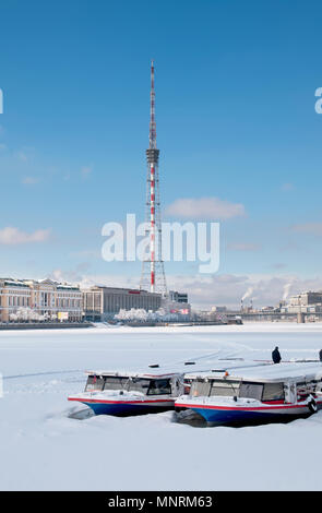 SAINT-Petersburg, Russia - 20 Marzo 2018: sheeps turistico sul molo di frozen Bolshaya Nevka fiume nel periodo invernale Foto Stock