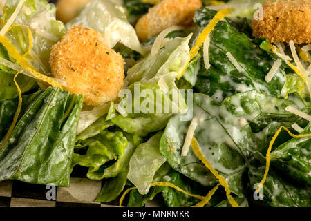 Giardino con insalata di medicazione e croutones Foto Stock