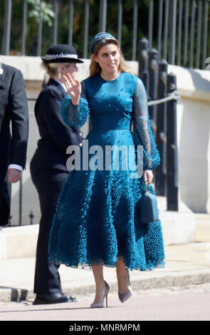 La principessa Beatrice arriva in corrispondenza alla cappella di San Giorgio al Castello di Windsor per il matrimonio di Meghan Markle e il principe Harry. Foto Stock