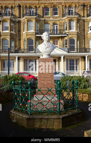 Statua per commemorare Edward Welby Pugin l'architetto sul lungomare a Ramsgate Kent Foto Stock