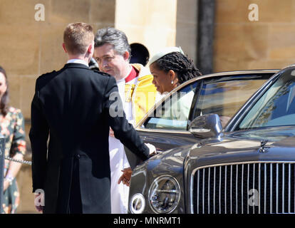 Ragland Doria, madre della sposa, arriva in corrispondenza alla cappella di San Giorgio al Castello di Windsor per il matrimonio di Meghan Markle e il principe Harry. Foto Stock