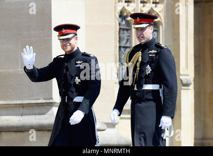 Il principe Harry (sinistra) cammina con il suo uomo migliore, il Duca di Cambridge, come egli arriva a alla cappella di San Giorgio al Castello di Windsor per le sue nozze a Meghan Markle. Foto Stock