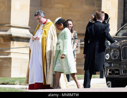 Ragland Doria, madre della sposa, arriva in corrispondenza alla cappella di San Giorgio al Castello di Windsor per il matrimonio di Meghan Markle e il principe Harry. Foto Stock