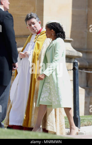 Ragland Doria, madre della sposa, arriva in corrispondenza alla cappella di San Giorgio al Castello di Windsor per il matrimonio di Meghan Markle e il principe Harry. Foto Stock