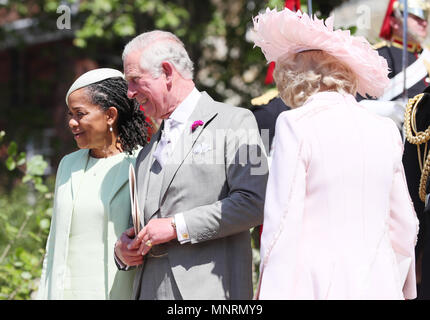 (Sinistra-destra) Ragland Doria, madre della sposa, il Principe di Galles e la duchessa di Cornovaglia a piedi verso il basso le fasi della Cappella di St George nel Castello di Windsor dopo le nozze del principe Harry e Meghan Markle. Foto Stock