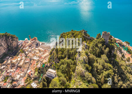 Bella vista panoramica della città di Atrani in Costiera Amalfitana Foto Stock