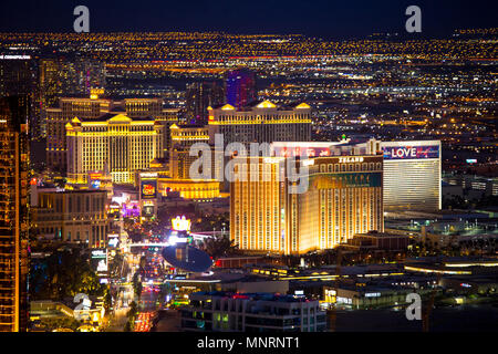 LAS VEGAS - Maggio 15, 2018: bellissimo paesaggio vista aerea in tutta Las Vegas Nevada durante la notte con le luci e molti resort di lusso degli alberghi e dei casinò in vi Foto Stock