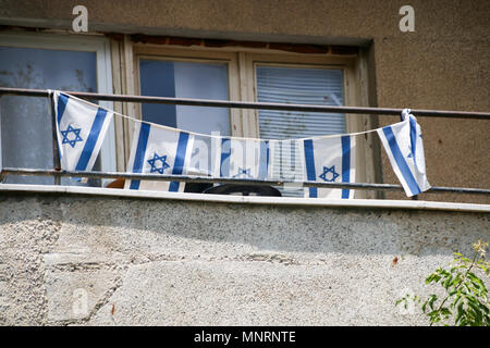 Tel Aviv, Israele - 15 Maggio 2018: vista di un balcone in Tel Aviv decorate con israeliano bandiere nazionali. Foto Stock