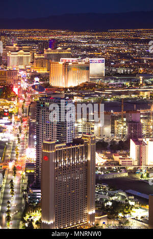 LAS VEGAS - Maggio 15, 2018: bellissimo paesaggio vista aerea in tutta Las Vegas Nevada durante la notte con le luci e molti resort di lusso degli alberghi e dei casinò in vi Foto Stock
