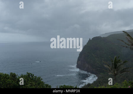 Scenic Pololu Valley vista in un giorno di pioggia sulla Big Island delle Hawaii Foto Stock