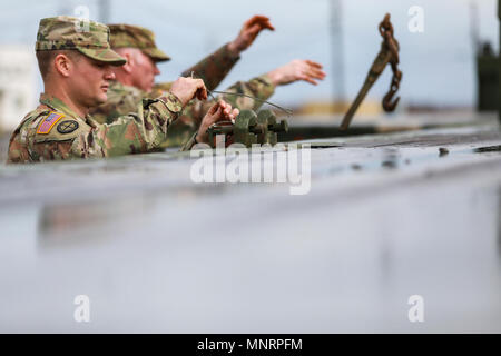 Stati Uniti La riserva di esercito di soldati preparare un M-878 carrello al convoglio durante il funzionamento Patriot dei nastri a militari di Ocean Terminal Concord, California, Marzo 2, 2018. Funzionamento dei nastri Patriot è un mondo reale missione strategica utilizzando U.S. La riserva di esercito, la Guardia Nazionale e la componente attiva i soldati dell esercito di trasporto di materiale e di munizioni contenitori attraverso gli Stati Uniti Foto Stock