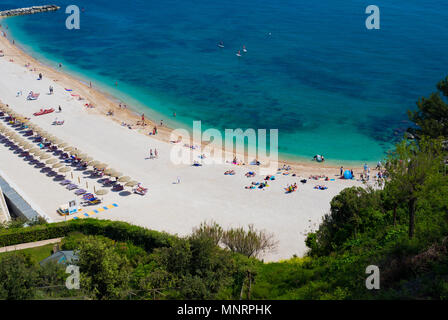 La splendida e incontaminata spiaggia di Numana, il monte Conero, Italia. Foto Stock