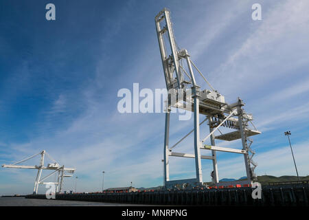 Gantry cranes militare a Ocean Terminal Concord, California, Marzo 6, 2018. Trans Mariner 18 West è un mondo reale missione strategica utilizzando U.S. La riserva di esercito e componente attivo soldati per condurre operazioni portuali consentendo Army materiel e contenitori di munizioni per il viaggio di andata. Foto Stock