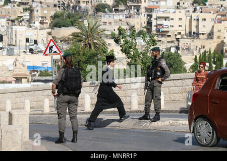 Gerusalemme, Israele - 16 Maggio 2018: vista di due soldati israeliani e un ebreo ortodosso di Gerusalemme. I soldati controllano la strada di accesso alla città vecchia Foto Stock