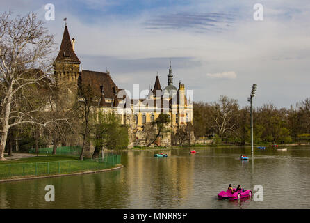 Edificio storico di Budapest - Castello di Vajdahunyad - meseum di agricoltura, nella città principale parco con laghetto artificiale e barche a remi. Questa è la scheda sim Foto Stock