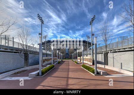Flushing, New York - 21 Aprile 2018: Arthur Ashe Stadium a Billie Jean King National Tennis Center pronto per US Open Tournament. Foto Stock