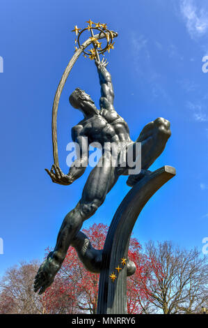 New York - Apr 21, 2018: Rocket Thrower imponente scultura in bronzo disegnato da Donald De Lue per il New York World's Fair del 1964-65 e attualmente in F Foto Stock