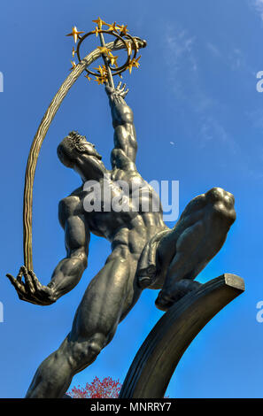 New York - Apr 21, 2018: Rocket Thrower imponente scultura in bronzo disegnato da Donald De Lue per il New York World's Fair del 1964-65 e attualmente in F Foto Stock