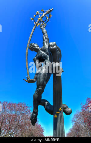 New York - Apr 21, 2018: Rocket Thrower imponente scultura in bronzo disegnato da Donald De Lue per il New York World's Fair del 1964-65 e attualmente in F Foto Stock