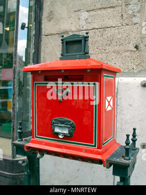 Rosso nella casella di posta, Vaci Street, Pest di Budapest, Ungheria. Foto Stock