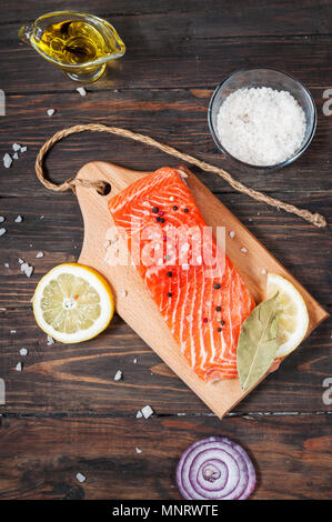 Deliziosa porzione Di di filetto di salmone fresco con erbe aromatiche, spezie e verdure - cibo sano, la dieta o il concetto di cucina a vista, laici piatta Foto Stock