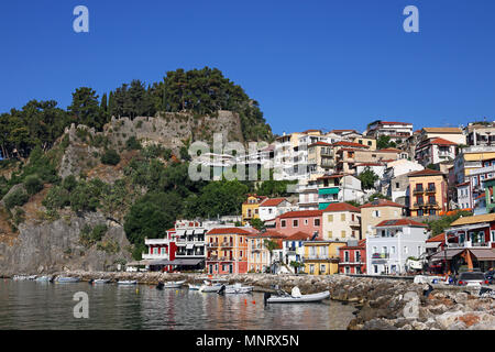 Castello e gli edifici colorati Parga Grecia Foto Stock