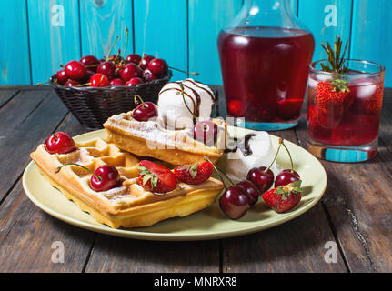 Piastra di cialde belghe con gelato al cioccolato e salsa di frutti di bosco freschi. Foto Stock
