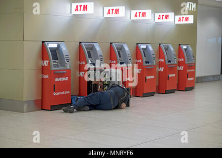 Un aggiustatore di fissaggio macchine ATM a Václav Havel Aeroporto di Praga, nella Repubblica Ceca. Foto Stock