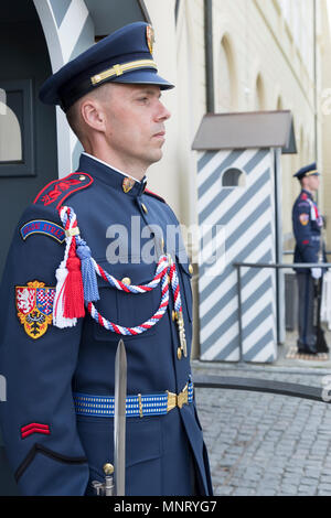 Sentinelle in piedi congelati all attenzione di fronte al Castello di Praga a Praga, Repubblica Ceca. Foto Stock