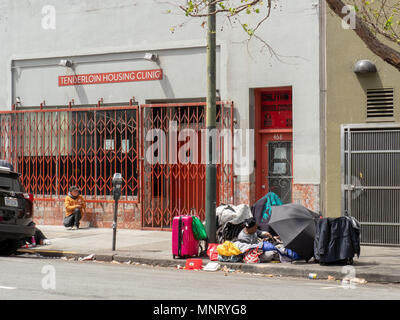 SAN FRANCISCO, CA - 6 Maggio 2018: senzatetto e tossicodipendenti la linea fino al di fuori del filetto clinica di alloggiamento. Il quartiere è il simbolo di San Francisco ho Foto Stock