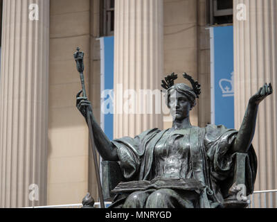 NEW YORK, NY - 11 Maggio 2018: Alma Mater statua al di fuori della Columbia University Library Foto Stock