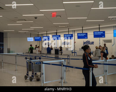 NEW YORK, NY - 11 Maggio 2018: JetBlue servizio di check in presso l'aeroporto JFK il terminale Foto Stock