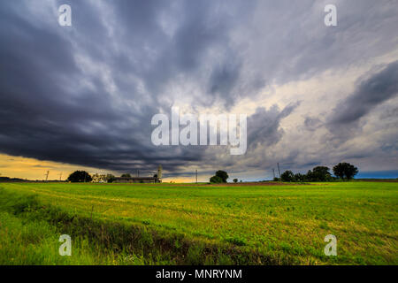 Una tempesta si growin fino oltre i campi di Italia Foto Stock