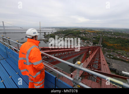 Una vista dalla parte superiore del Ponte di Forth Rail guardando a nord ovest per North Queensferry e Fife. Foto Stock