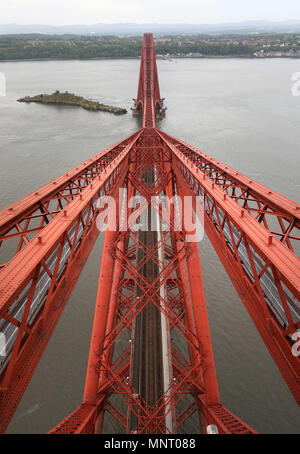 Una vista dalla parte superiore del Ponte di Forth Rail guardando verso sud sull'isola di Inchgarvie verso South Queensferry e Lothian. Foto Stock