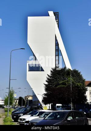 Rem Koolhaas la nuova torre di Milano Fondazione Prada si apre durante il Salone del Mobile di questa settimana. Affacciato su di una rotaia abbandonata in cortile e la vasta città, i nove piani torre completa Koolhaas di piani per i 200.000-piazza-piede sito. Tre anni di costruzione, la sede sarà la città più grande della destinazione delle arti. La torre si espande notevolmente la fondazione è già estesi spazi espositivi. Nuove gallerie sono riservati per Miuccia Prada la collezione privata di arte contemporanea e un nuovo ristorante e terrazza sul tetto bar fornirà anche i visitatori con rinfreschi nei locali. Dotato di: Foto Stock