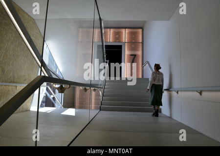 Rem Koolhaas la nuova torre di Milano Fondazione Prada si apre durante il Salone del Mobile di questa settimana. Affacciato su di una rotaia abbandonata in cortile e la vasta città, i nove piani torre completa Koolhaas di piani per i 200.000-piazza-piede sito. Tre anni di costruzione, la sede sarà la città più grande della destinazione delle arti. La torre si espande notevolmente la fondazione è già estesi spazi espositivi. Nuove gallerie sono riservati per Miuccia Prada la collezione privata di arte contemporanea e un nuovo ristorante e terrazza sul tetto bar fornirà anche i visitatori con rinfreschi nei locali. Dotato di: Foto Stock