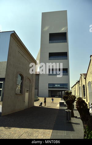 Rem Koolhaas la nuova torre di Milano Fondazione Prada si apre durante il Salone del Mobile di questa settimana. Affacciato su di una rotaia abbandonata in cortile e la vasta città, i nove piani torre completa Koolhaas di piani per i 200.000-piazza-piede sito. Tre anni di costruzione, la sede sarà la città più grande della destinazione delle arti. La torre si espande notevolmente la fondazione è già estesi spazi espositivi. Nuove gallerie sono riservati per Miuccia Prada la collezione privata di arte contemporanea e un nuovo ristorante e terrazza sul tetto bar fornirà anche i visitatori con rinfreschi nei locali. Dotato di: Foto Stock