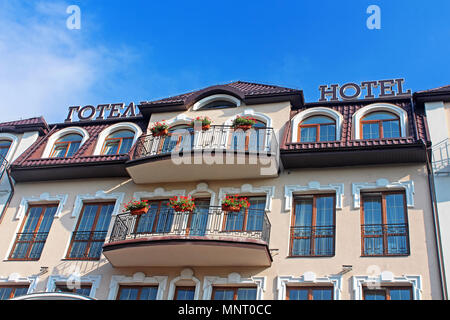 LVIV, Ucraina - Luglio 17, 2015: Hotel facciata di edificio sul cielo blu sullo sfondo Foto Stock