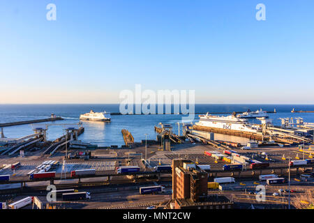 Inghilterra, Dover Harbour. P&O traghetto per auto scarico presso un terminale, con un altro traghetto barca a vela in porto in background. Foto Stock