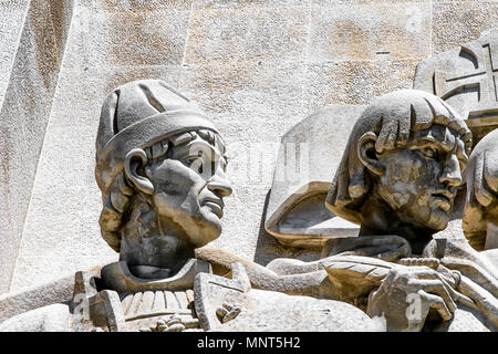 Lisbona, Portogallo, 5 Maggio 2018: Statua di Nuno Goncalves, dettaglio del monumento alle scoperte Foto Stock