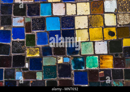 Mosaico urbano con sfondo colorato piastrelle fatte a mano Foto Stock