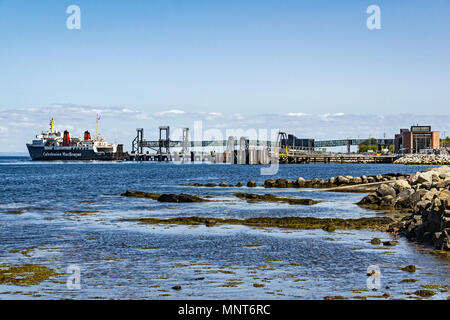 CalMac traghetto per trasporto auto e passeggeri Isle of Arran presso la nuova struttura Caledonian MacBrayne ferry terminal in Brodick Isle of Arran Scotland Regno Unito Foto Stock