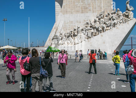 Turisti asiatici sono fotografare davanti al Monumento alle Scoperte in Belem, Lisbona, Portogallo. Foto Stock