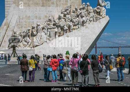 Turisti asiatici sono fotografare davanti al Monumento alle Scoperte in Belem, Lisbona, Portogallo. Foto Stock