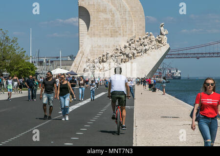 La gente a godersi il bel tempo ordinato il Monumento alle Scoperte in Portogallo. Foto Stock