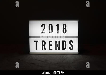 Tendenze 2018 - testo su un display luminoso al buio. Foto Stock