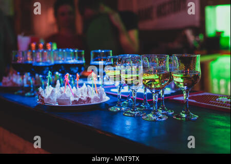 Vino e stuzzichini sulla parte nel night club Foto Stock